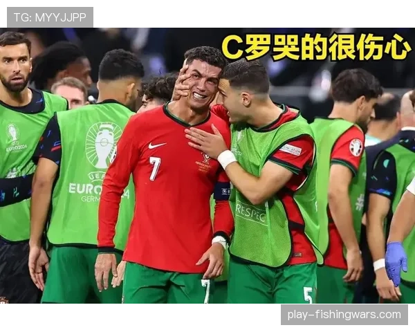 法蒂点球罚失后，摩纳哥球迷看台的失落表情